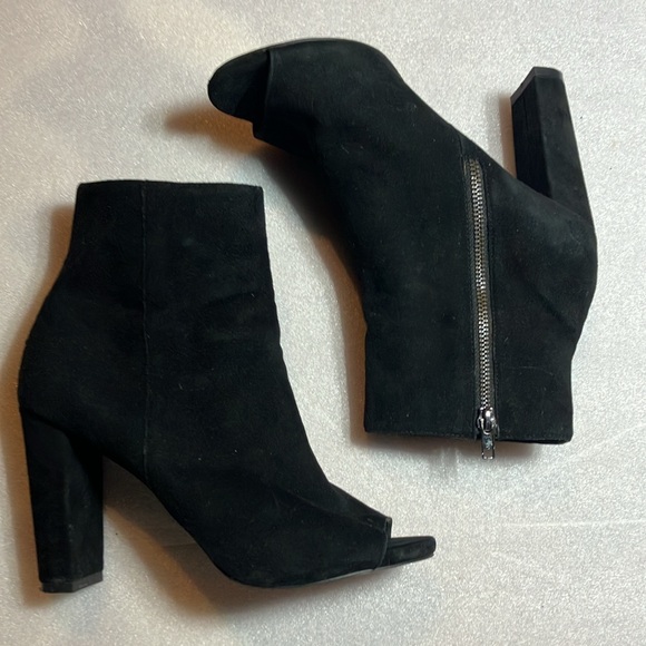 Steve Madden Mannzo peep toe suede booties. - Picture 3 of 4